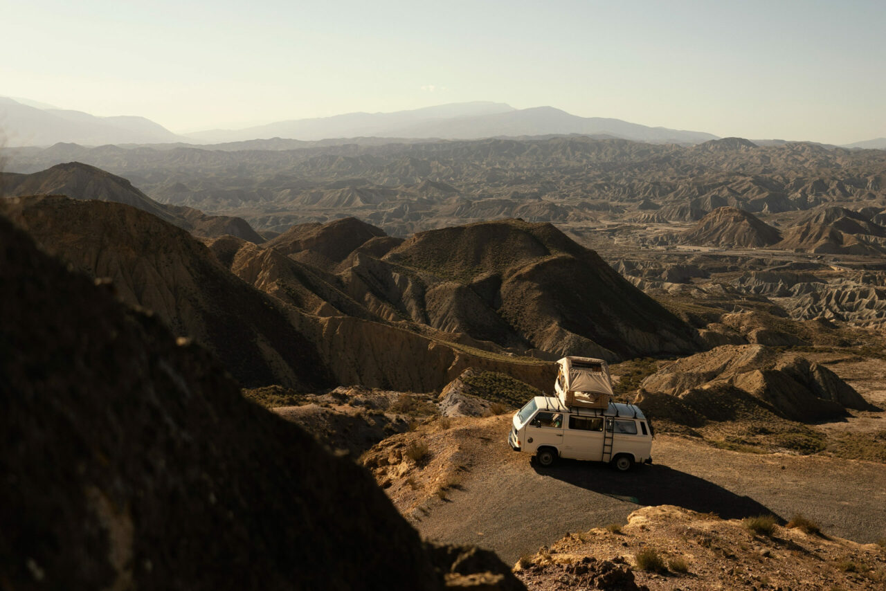VW T3 Bulli mit Dachzelt in der Wüste von Tabernas